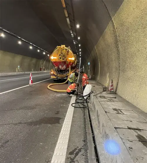 墨竹工卡隧道排水渠清淤